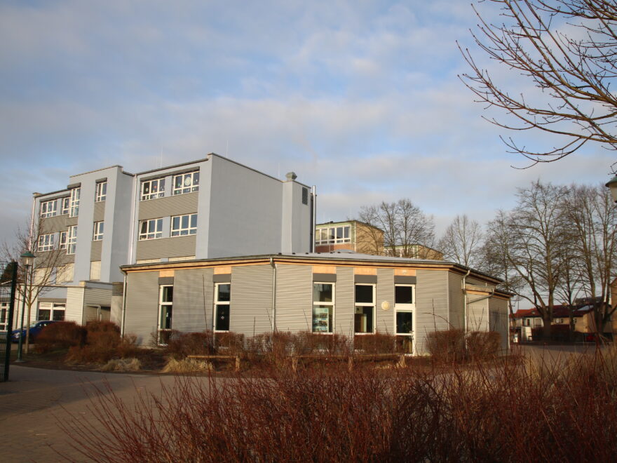 Die Schule Finowfurt mit dem Aula-Anbau